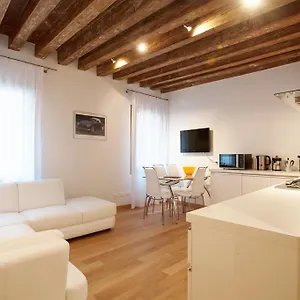 https://the-lions-house-apt2.hotelinveneto.com